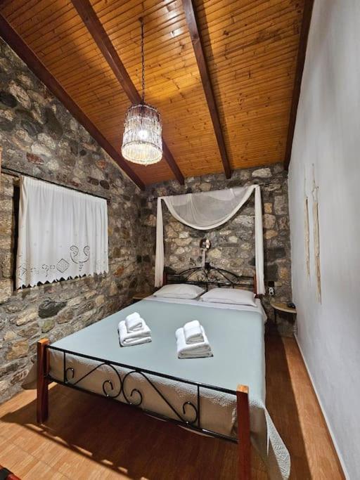Patras Stonehouse With Large Yard - Πέτρινο Σπίτι Με Αυλή Paralía Exterior foto