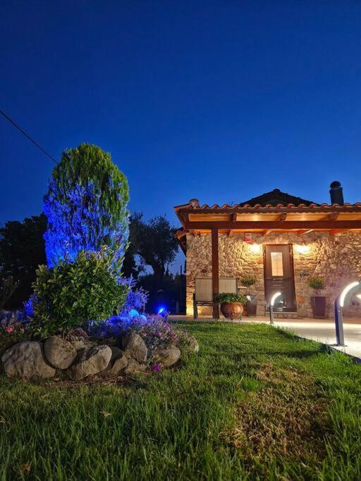 Patras Stonehouse With Large Yard - Πέτρινο Σπίτι Με Αυλή Paralía Exterior foto